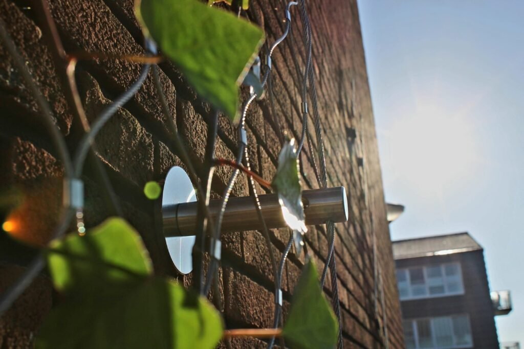 Groene-gevel-met-rvs-kabelnetten