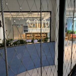 Kabelnetten rondom wenteltrap kantoor - Mesh Solutions