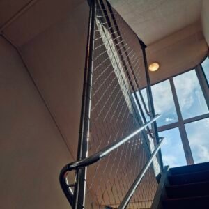 Trapbeveiliging met kabelnet met buis constructie - Mesh Solutions